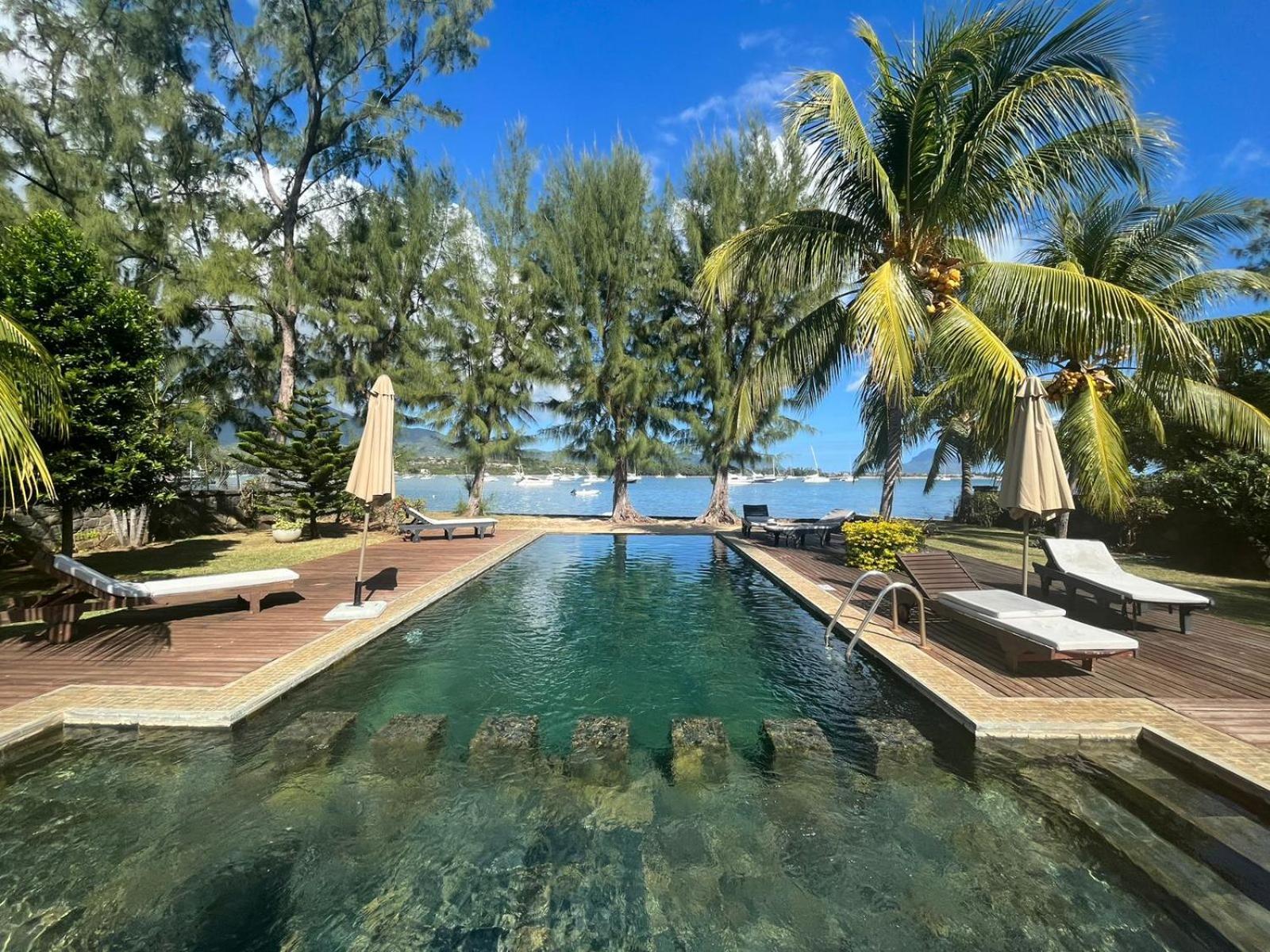 Olana Blue - Beachfront Apartment Rivière Noire エクステリア 写真